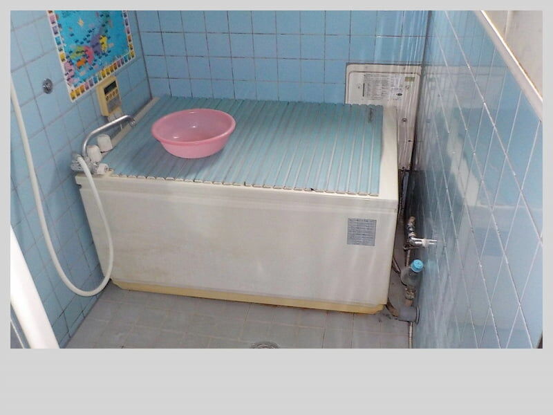 在来浴室（集合住宅）タイル壁パネルフイルム施工 ②